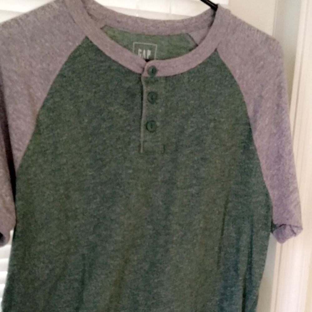 Men’s Gap short sleeve quarter button up, size M